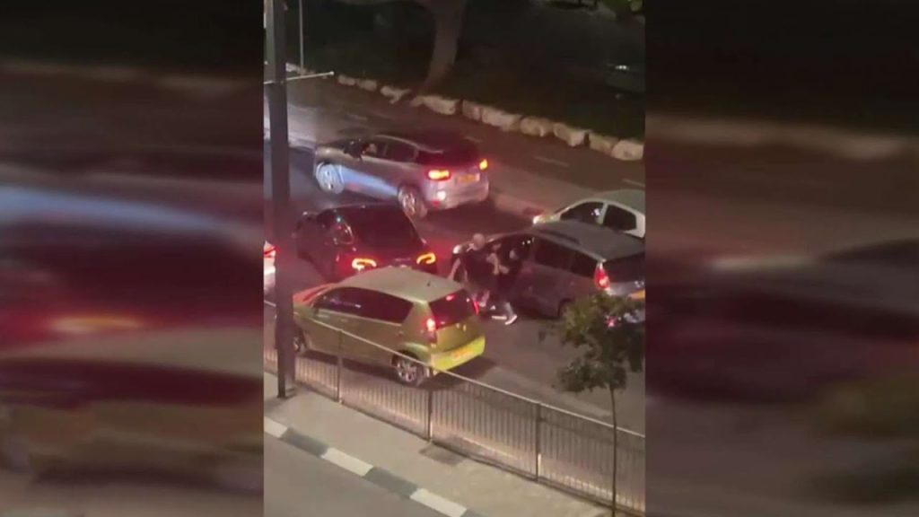 נגיחות ואגרופים לפנים: נהג תקף נהג אחר בגלל ויכוח בכביש