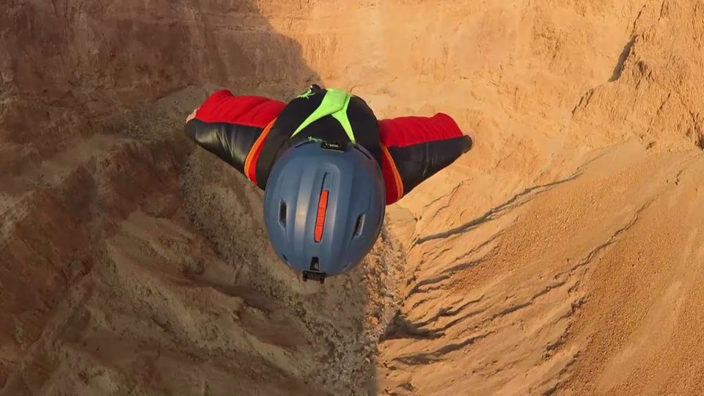 ציפור מדבר: תמיר עשה היסטוריה כשצנח בחליפת כנפיים מעל ים המלח