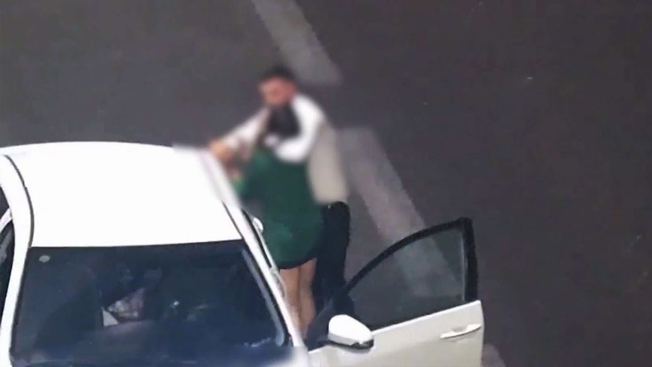תיעוד: גבר תקף את ארוסתו - בצד הכביש