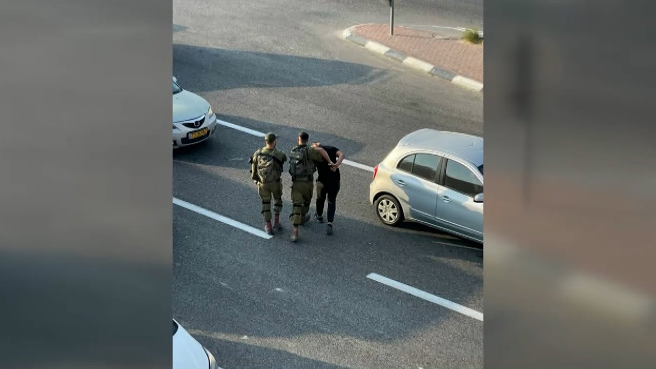 "שלושה חיילים הרביצו לי": פלסטינים מעידים על התעללות במחסום מכבים
