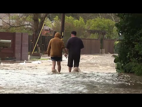 כוכבים מתחת למים: השטפונות בקליפורניה הגיעו גם לבתי הסלבריטאים