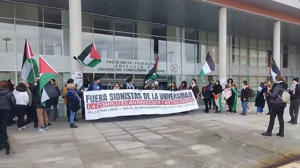 "ציונים החוצה": פעילי BDS פוצצו הרצאה של השגרירה בספרד