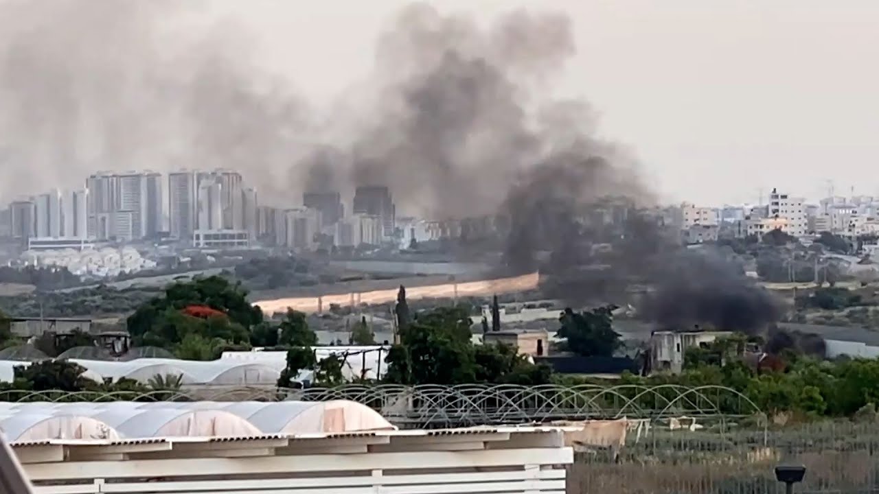 נוף ירוק - עשן שחור: שריפות הזבל מסכנות חיים בישובי קו התפר