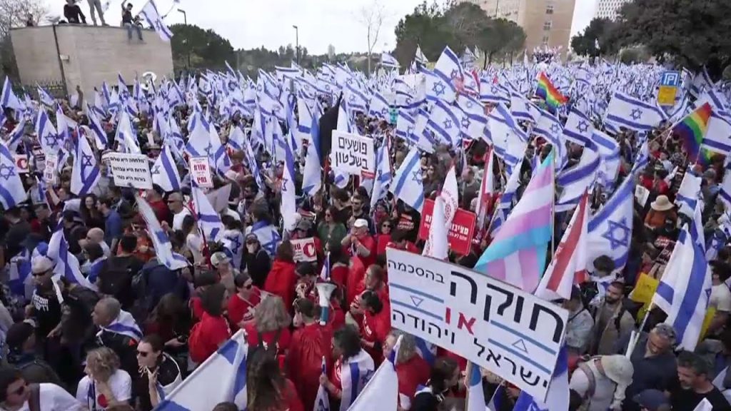 אש באיילון וחסימות כבישים: האנשים שמפגינים לילות וימים