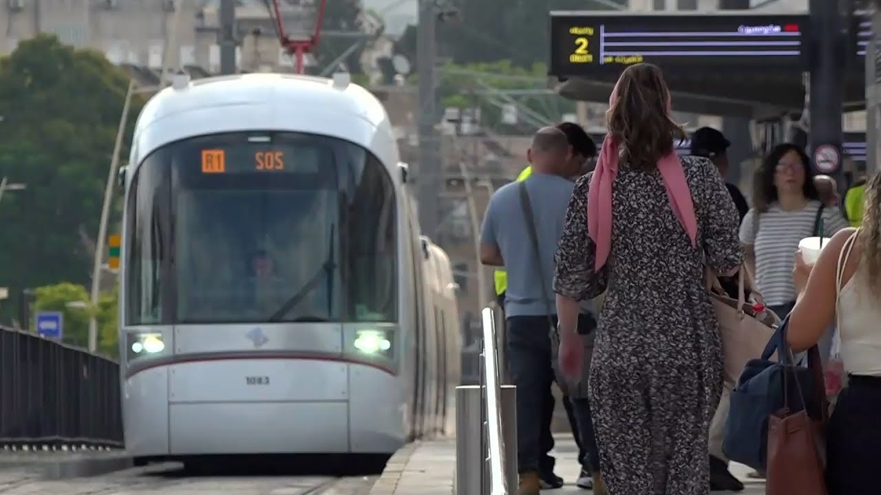 ברכבת הקלה, באוטובוס או ברכב - מי יגיע ראשון לתל אביב?