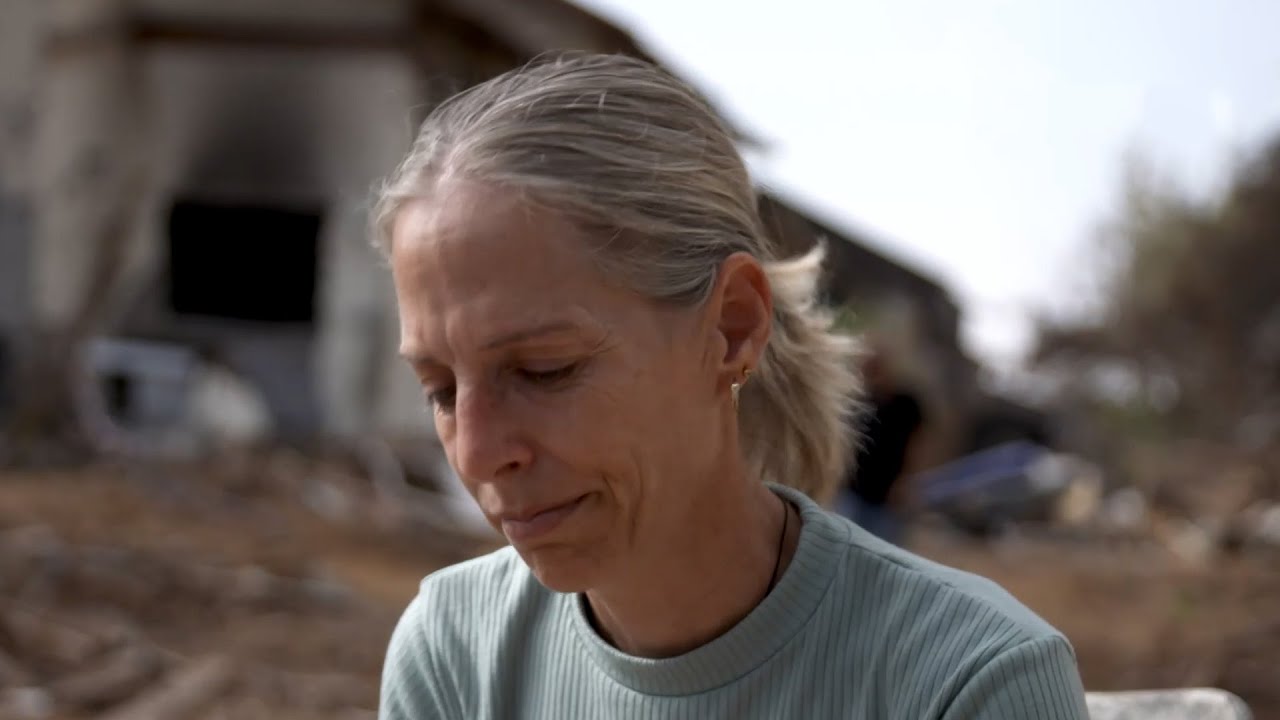 "לא ככה מתים": מיכל חזרה לראשונה לבית השרוף ולאימה מהטבח